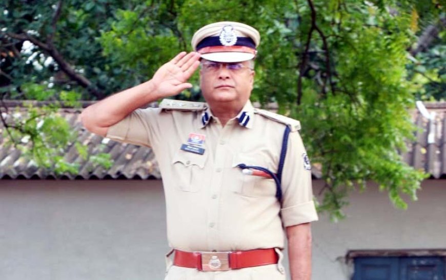 दुर्ग में जनरल परेड का आयोजन, SSP विजय अग्रवाल ने की समीक्षा और सम्मानित किए कर्मी
