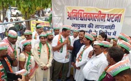 निगम कमिश्नर के खिलाफ ढोल बजाकर जताया विरोध, पार्षदों का अनिश्चितकालीन धरना जारी