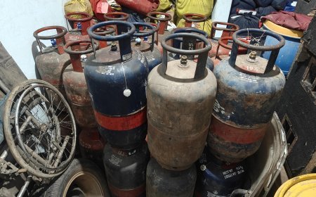 दुर्ग के बस स्टैंड क्षेत्र में अवैध गैस रिफिलिंग का भंडाफोड़, 80 गैस कार्ड और 30 से अधिक सिलेंडर जब्त