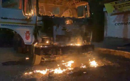 विट्ठलपुरम में खड़ी डंपर में अचानक लगी आग, फायर ब्रिगेड ने समय रहते पाया काबू