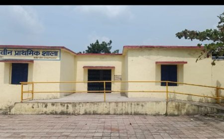 नेवई भाठा स्कूल की जर्जर छत से टपक रहा है बच्चों का भविष्य