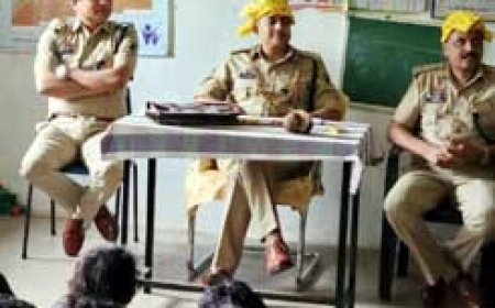 IG अभिषेक शांडिल्य का कबीरधाम दौरा: कानून-व्यवस्था की समीक्षा से लेकर बच्चों को पढ़ाई का उपहार