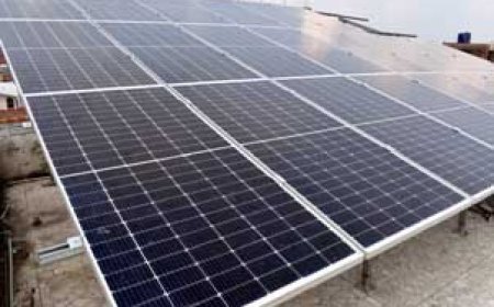 सोलर पैनल से रोशन भविष्य: वर्मा जी ने घटाया बिजली बिल, बढ़ाई जागरूकता