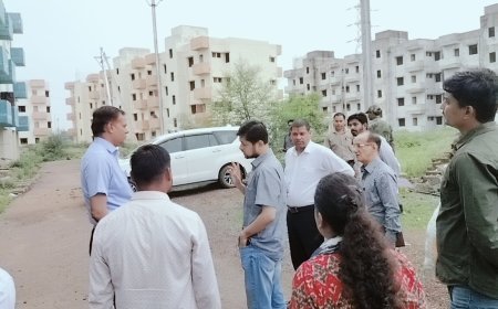 भिलाई में प्रधानमंत्री आवास योजना का औचक निरीक्षण: संभागायुक्त और कलेक्टर ने दिए तेजी से कार्य पूर्ण करने के निर्देश