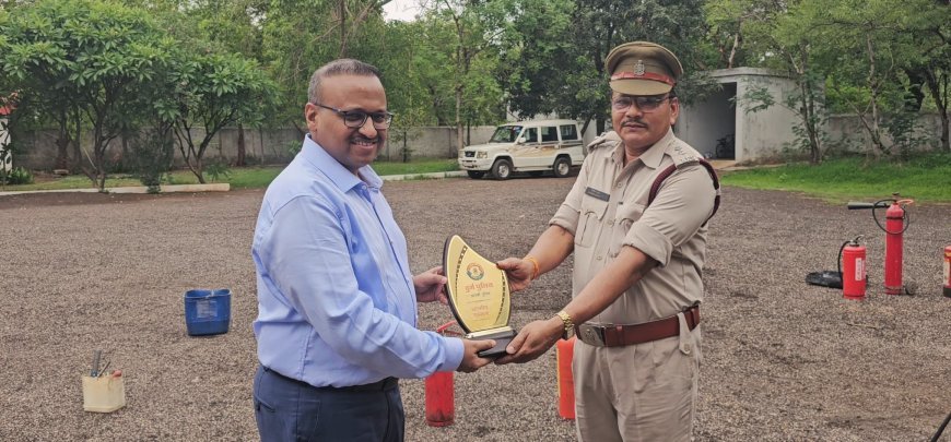 "दुर्ग पुलिस ने सीखा अग्नि से जूझना, फायर एक्सटिंग्विशर ट्रेनिंग में दिखाया उत्साह"
