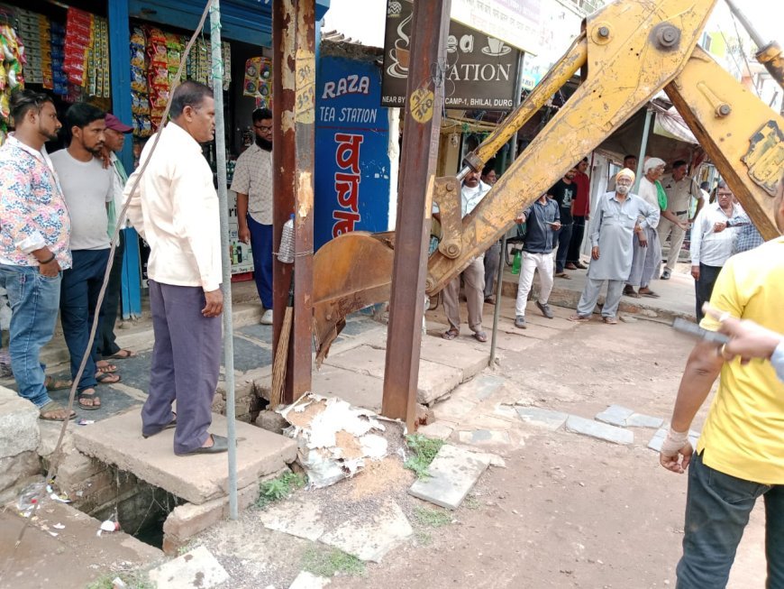भिलाई निगम की सख्ती: नाली पर बने अवैध स्लैब हटाए गए, कब्जाधारियों को दी चेतावनी
