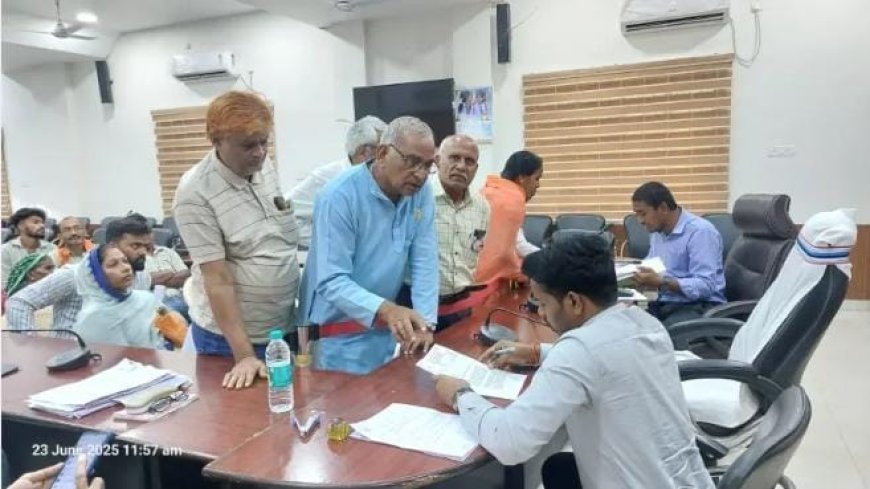 जनदर्शन में उठी समस्याओं की गूंज: बारिश में बेदखली पर रोक और आंगनबाड़ी के पास से घुरवा हटाने की मांग