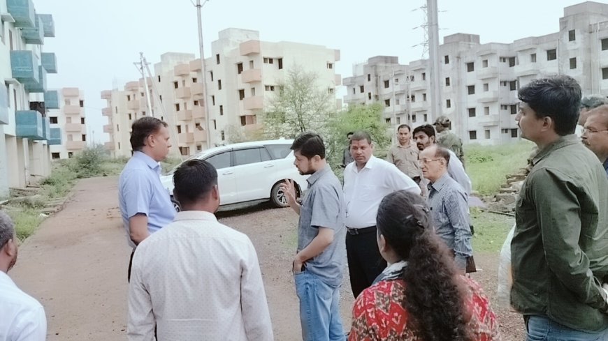 भिलाई में प्रधानमंत्री आवास योजना का औचक निरीक्षण: संभागायुक्त और कलेक्टर ने दिए तेजी से कार्य पूर्ण करने के निर्देश