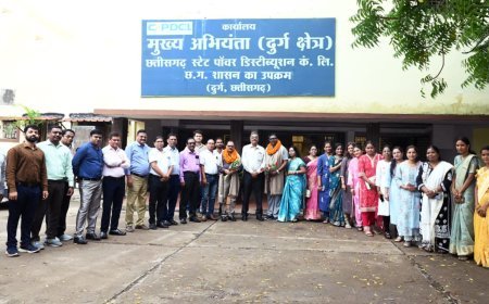 सेवा के समर्पण को सलाम: अधीक्षण अभियंता व निज सचिव को दी गई भावभीनी विदाई