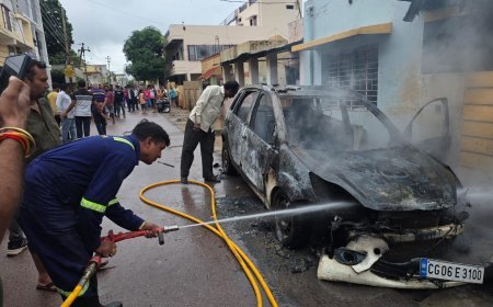 दुर्ग के कर्मचारी नगर में कार में लगी आग, दमकल टीम ने समय रहते पाया काबू