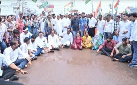 भीगते रहे कार्यकर्ता, गरजती रही कांग्रेस — दुर्ग में चक्का जाम आंदोलन तीव्र