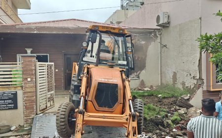 रायपुर में हिस्ट्रीशीटर तोमर बंधुओं की सूदखोरी का अड्डा ढहा, बुलडोजर चला कर अवैध दफ्तर किया जमींदोज