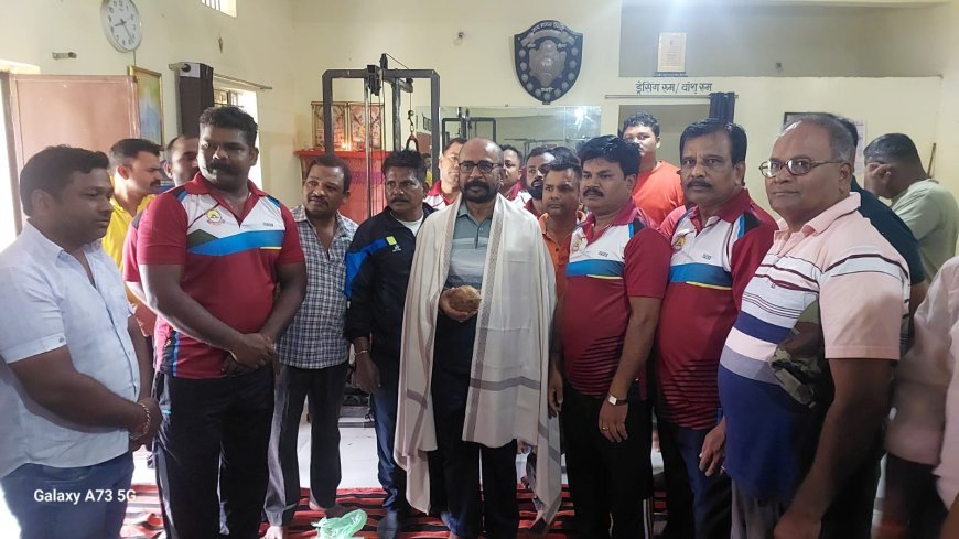 शिवाजी नगर जोन 4 के आयुक्त ने उदय मंडल भिलाई *कबड्डी के खिलाड़ियों साथ मिलकर 21 वृक्षों को लगाया*