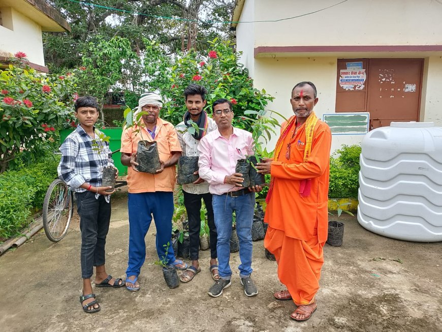 गुरु पूर्णिमा पर निकुम में हरियाली को समर्पित श्रद्धा: माँ और गुरु के नाम रोपे पौधे