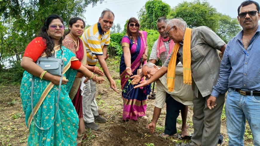 श्रावण मास में वृक्षारोपण से सजाया गांव: मचांदुर में चंदन के पौधों के साथ शुरू हुआ हरियाली का संकल्प
