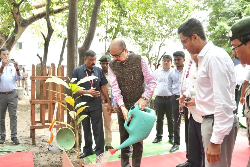 राज्यपाल रमेन डेका ने 'एक पेड़ माँ के नाम' अभियान में लगाया पौधा, दिया पर्यावरण जागरूकता का संदेश