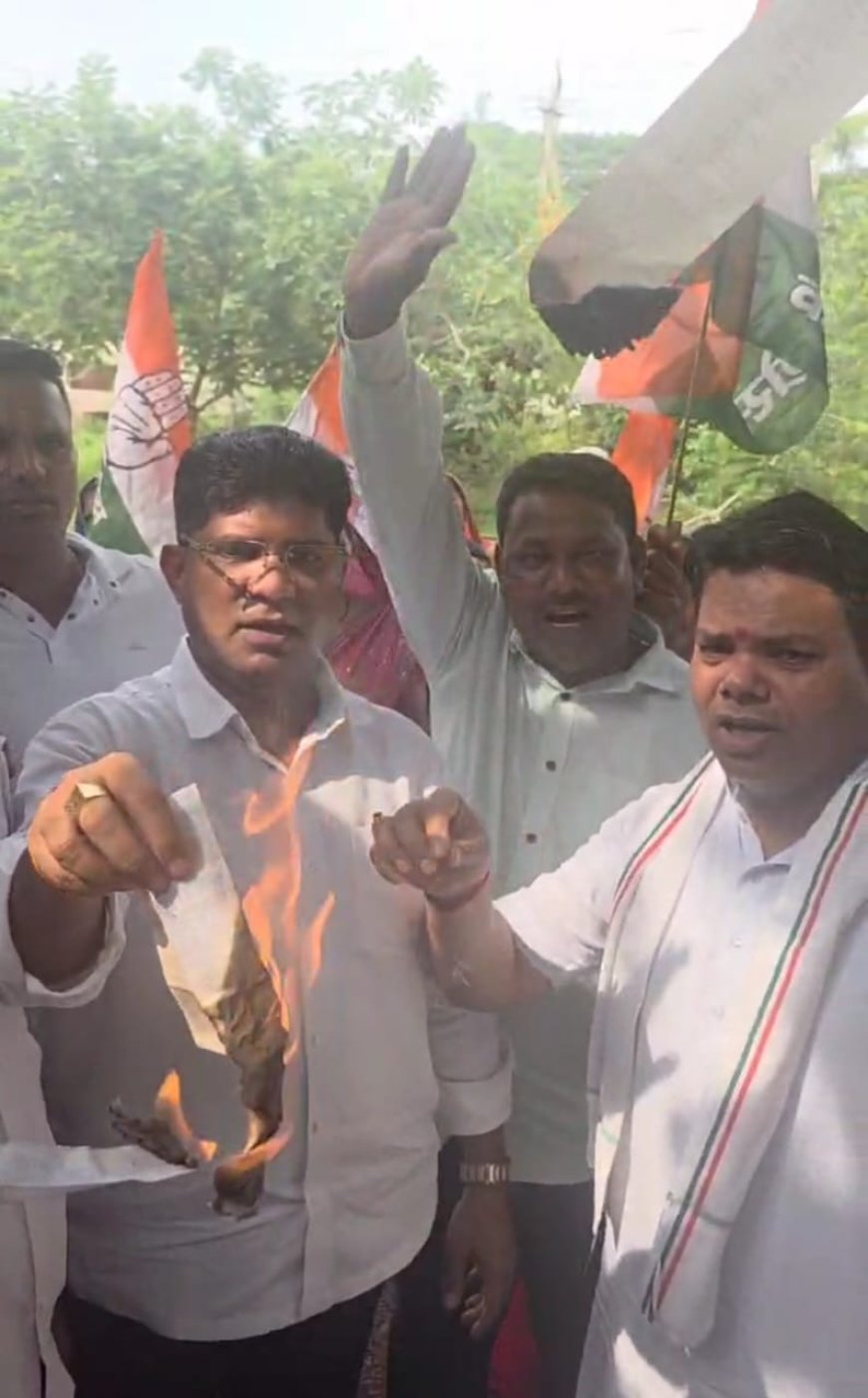बिजली बिल में बढ़ोतरी और कटौती के खिलाफ गरजे कांग्रेसी, उतई व ननकट्टी में बिजली दफ्तर का घेराव