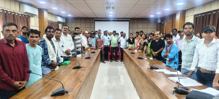 सूरजपुर पुलिस ने गुम मोबाइलों की दिलाई वापसी: 30 लाख कीमत के 120 फोन मालिकों को सौंपे