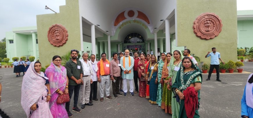 विधायक ललित चंद्राकर के नेतृत्व में पंचायत प्रतिनिधियों ने विधानसभा परिसर का भ्रमण किया