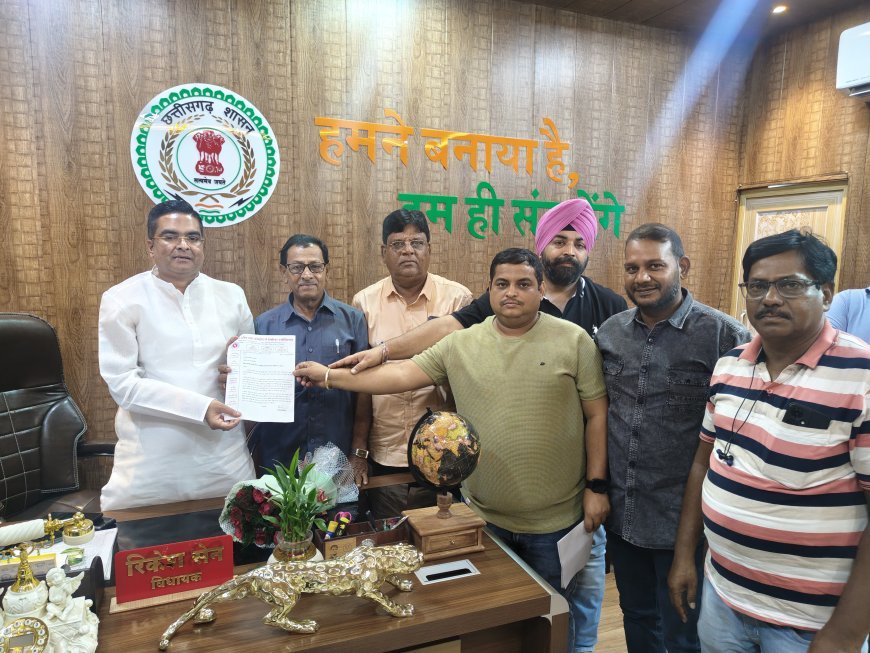 स्थानीय ठेकेदारों की अनदेखी पर जताई नाराजगी, विधायक को सौंपा ज्ञापन