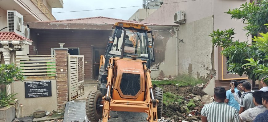 रायपुर में हिस्ट्रीशीटर तोमर बंधुओं की सूदखोरी का अड्डा ढहा, बुलडोजर चला कर अवैध दफ्तर किया जमींदोज