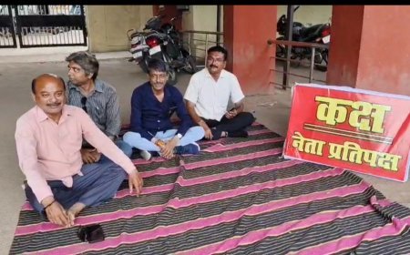 "नगर निगम के बाहर ज़मीन पर नेता प्रतिपक्ष का 'जन कार्यालय'"