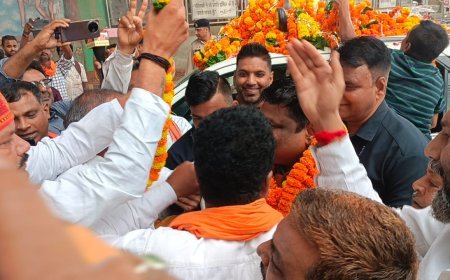 ढोल-नगाड़ों और आतिशबाजी के बीच गजेन्द्र यादव का भव्य स्वागत