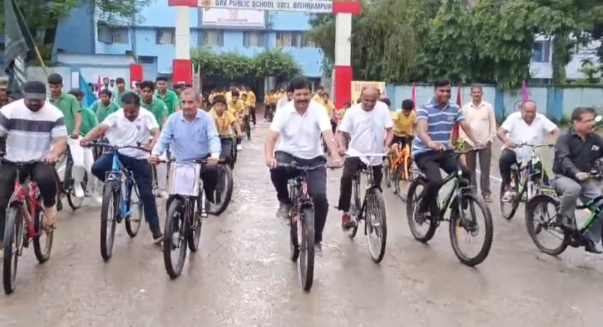 नशे के खिलाफ सूरजपुर में निकली साइकिल रैली, छात्रों ने दिया 'जिंदगी को हां, नशे को ना' का संदेश