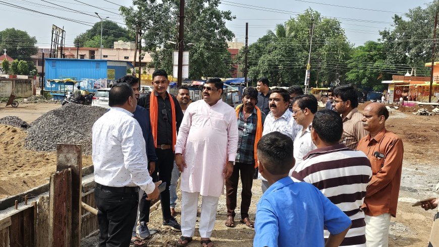 शीतला सब्जी मंडी का बदलेगा स्वरूप: विधायक गजेन्द्र यादव ने लिया कार्य का जायज़ा