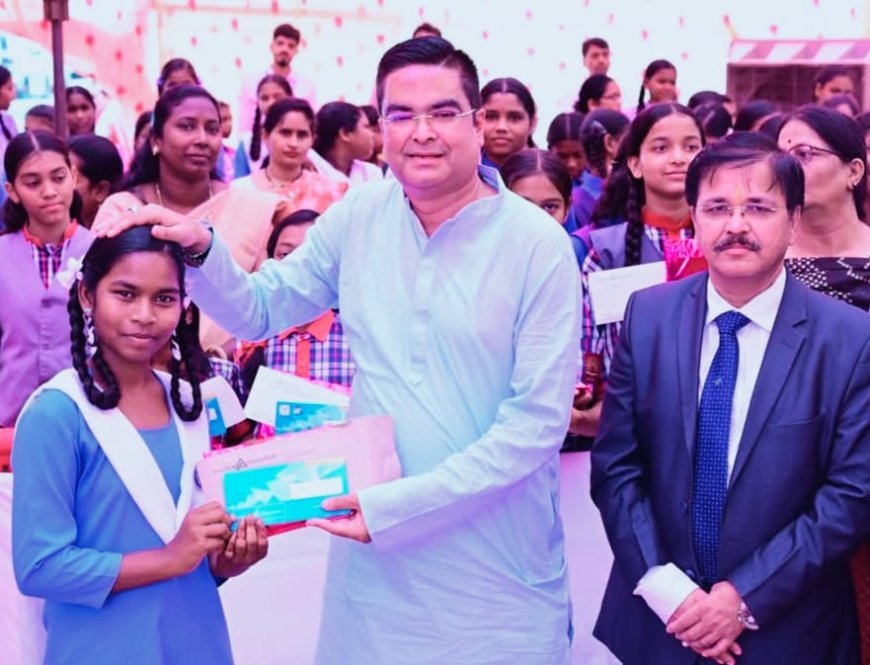 वैशाली नगर में 80 मेधावी छात्राओं को मिला शिक्षा प्रोत्साहन, विधायक रिकेश सेन की पहल से कैनरा बैंक ने बढ़ाया सहयोग