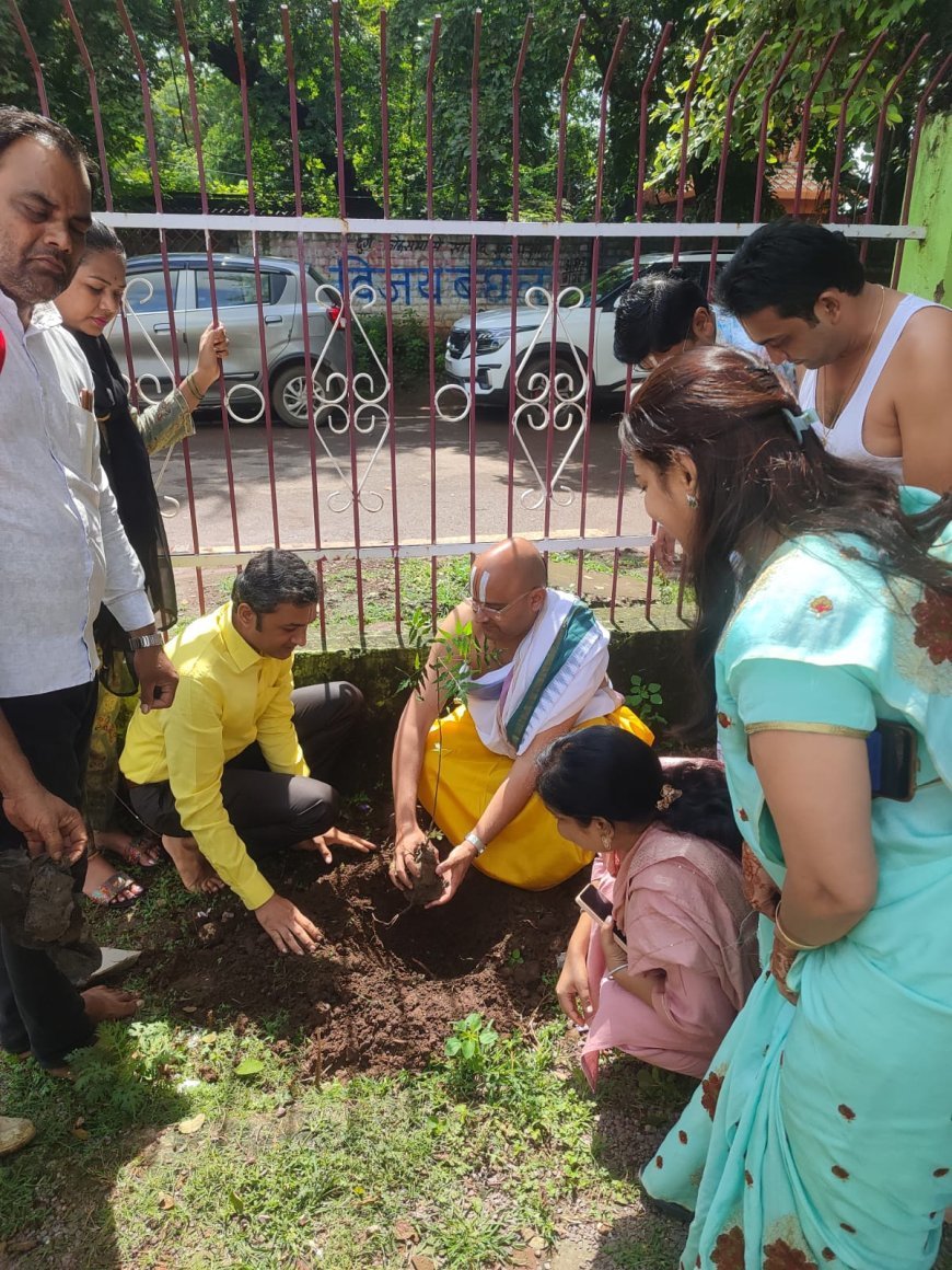 आर्टकॉम के वृक्षारोपण अभियान में सम्मिलित हुए श्री श्री 1008 युवराज स्वामी रामकृष्णाचार्य महाराज