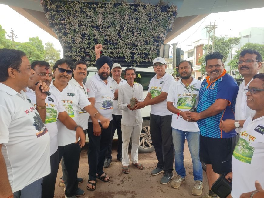 आर्टकॉम ने सुपेला चौक में पौधे बांटे, "हर आंगन एक पेड़" अभियान को मिला जनसमर्थन