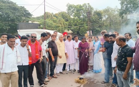 *जगदलपुर सर्किट हाउस घटना पर उबाल — दुर्ग में कांग्रेस का पुतला दहन, "अत्याचार के खिलाफ कांग्रेस सड़कों पर है" — अरुण वोरा*