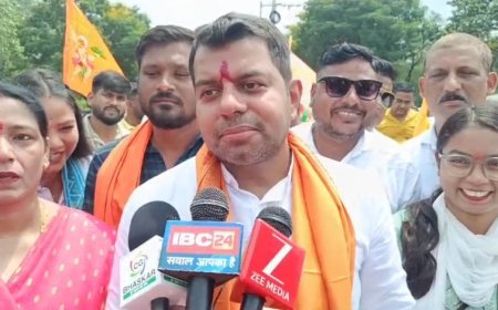 भिलाई सेक्टर-9 चौक पर फहराया गया शहर का सबसे बड़ा भगवा ध्वज