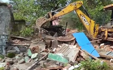 कुम्हारी रेलवे स्टेशन पर अतिक्रमण हटाया:40 साल पुराने 50 मकान-दुकानें पर चला बुलडोजर, विकास कार्य में बाधा बन रहे थे