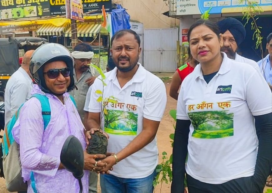आर्टकॉम ने हेलमेटधारियों को पौधा भेंट कर किया सम्मान, पर्यावरण संरक्षण का संदेश भी दिया