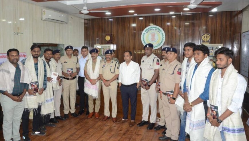 रेस्क्यू ऑपरेशन में शामिल जाबांज युवाओं को कलेक्टर-एसएसपी ने किया सम्मानित