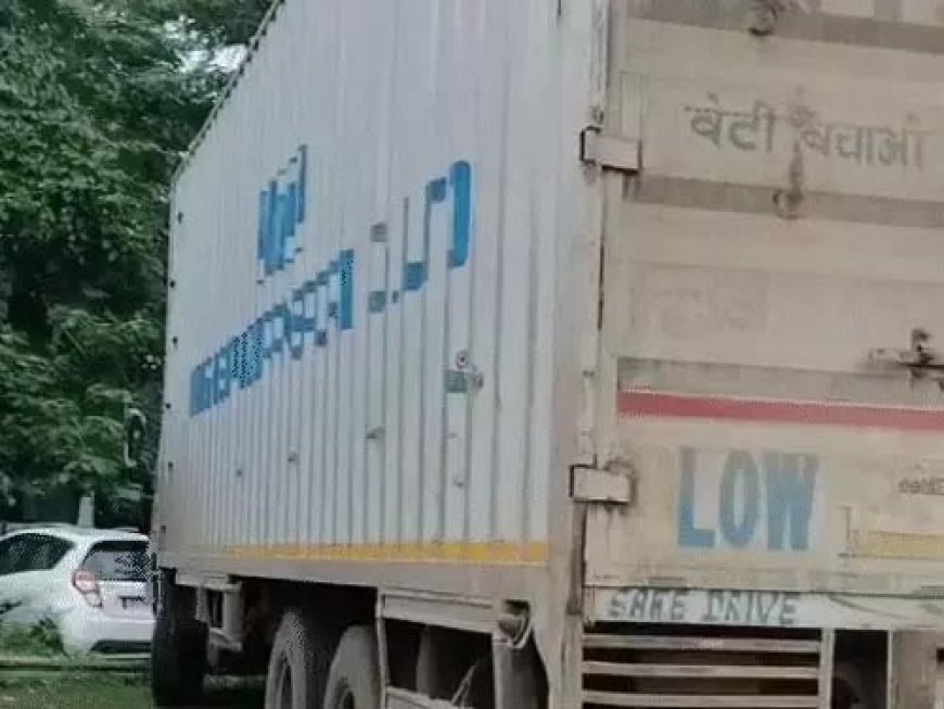 दुर्ग में भीषण हादसा: कंटेनर की टक्कर से 8 गायों की मौत, ड्राइवर हिरासत में