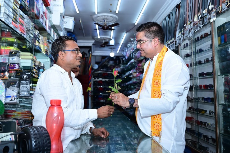 पैदल 3 घंटे चल दो मार्केट की हर दुकान में पहुंचे विधायक रिकेश, व्यापारियों को गुलाब भेंट कर "जीएसटी बचत" की दी बधाई