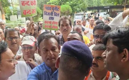 बिजली दरों में बढ़ोतरी पर कांग्रेस का हंगामा: बिलासपुर में बिजली दफ्तर का घेराव, चीफ इंजीनियर को सौंपा बड़ा ताला