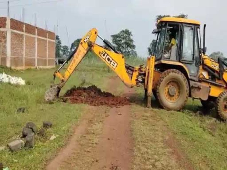 सेजबहार में अवैध प्लॉटिंग पर प्रशासन की बड़ी कार्रवाई, 10 एकड़ जमीन से हटाया कब्जा