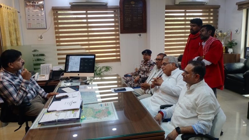 अरुण वोरा की पहल से खत्म हुआ कुलियों का आंदोलन, रेलवे ने दी बड़ी राहत — "बैटरी कार नहीं उठाएगी यात्रियों का सामान"