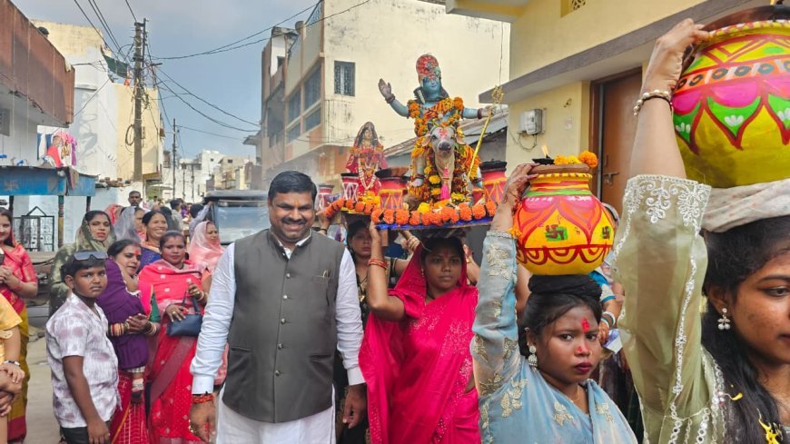 गौरा गौरी विसर्जन में शामिल हुए केबिनेट मंत्री गजेन्द्र यादव