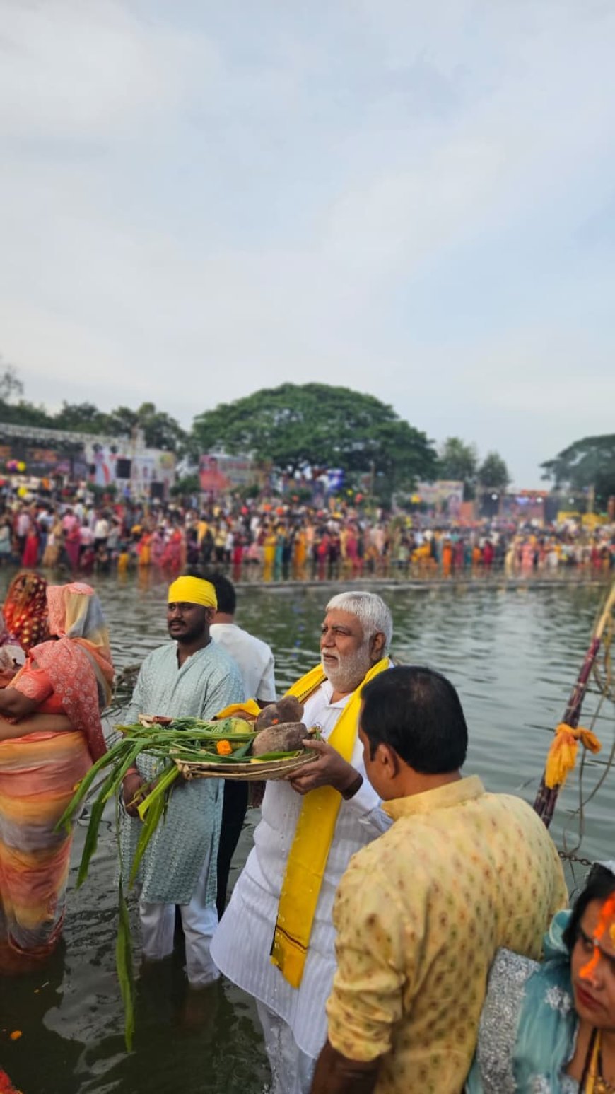 अस्ताचलगामी सूर्य को अर्घ्य देकर प्रदेश की खुशहाली की कामना — प्रेमप्रकाश पाण्डेय
