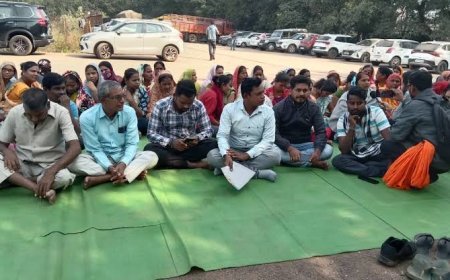 आरक्षक पर लगे आरोपों पर जांच की मांग, थाने के सामने पार्षद के साथ महिलाओं ने दिया धरना