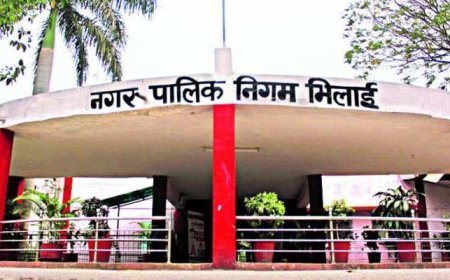 अवैध निर्माण हटाने गई टीम पर हमला, निगम की गाड़ी तोड़ी