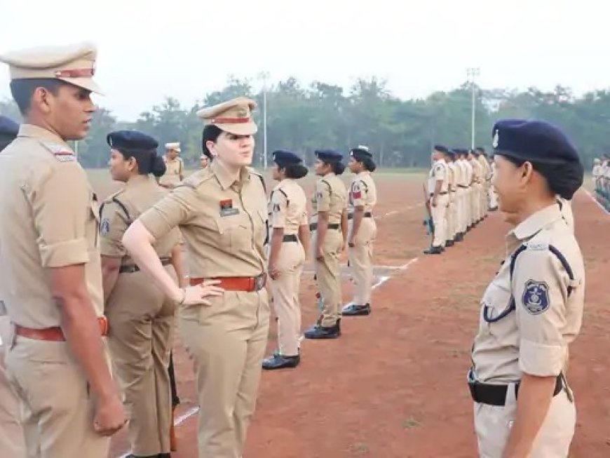 “राजनांदगांव: SP अंकिता शर्मा ने परेड की सलामी ली, 17 पुलिसकर्मी सम्मानित”