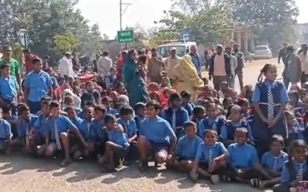शिक्षकों की कमी से फूटा गुस्सा: बेलौदी में स्कूली बच्चों ने किया चक्काजाम