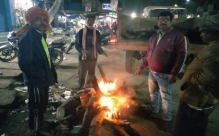 सरगुजा में जमकर पड़ रही ठंड, मैनपाट का पारा पहुंचा 3.6 डिग्री, लोग ले रहे अलाव का सहारा