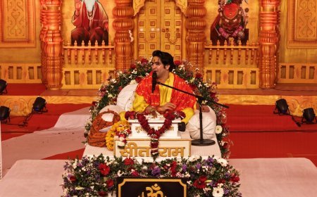 पं. धीरेंद्र शास्त्री ने कहा-   सनातन धर्म की रक्षा के लिए माला व भाला साथ रखना आवश्यक: पं. धीरेन्द्र शास्त्री